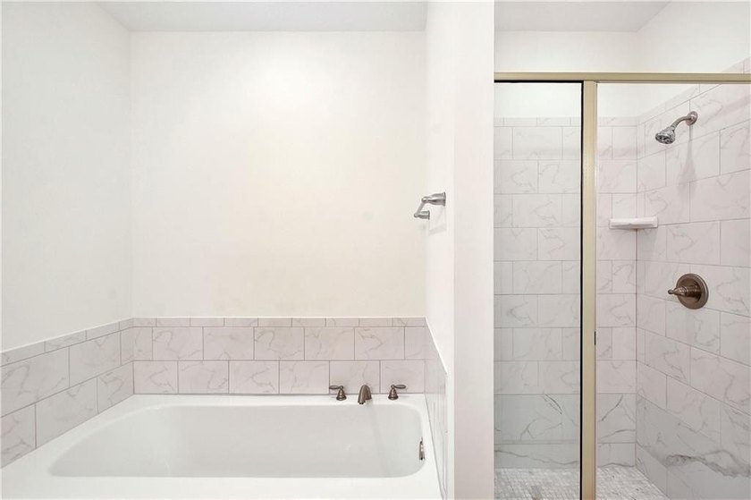 Experience Coastal elegance and convenient Island living in this - photo 22