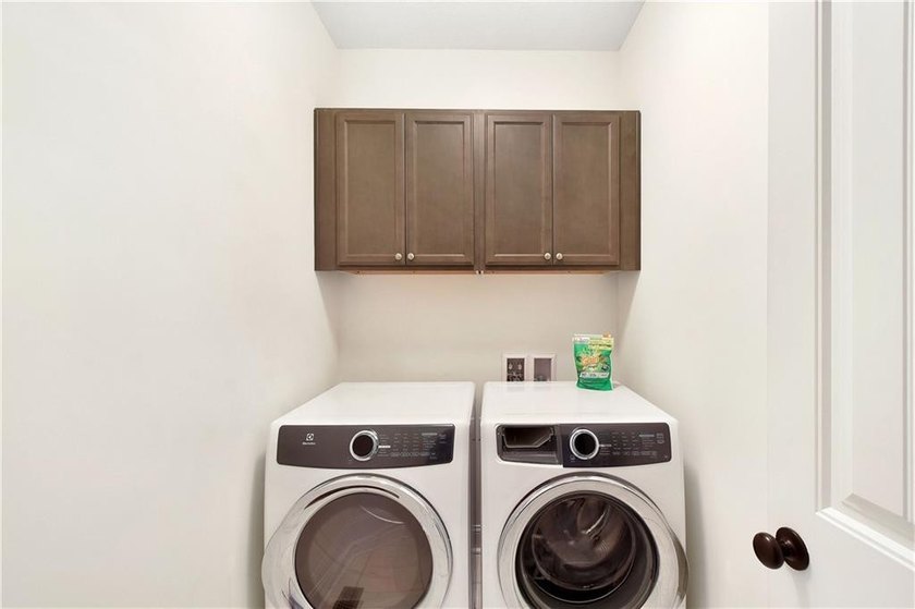 Experience Coastal elegance and convenient Island living in this - photo 24