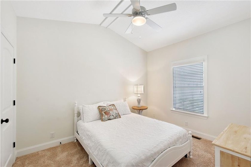 Experience Coastal elegance and convenient Island living in this - photo 26