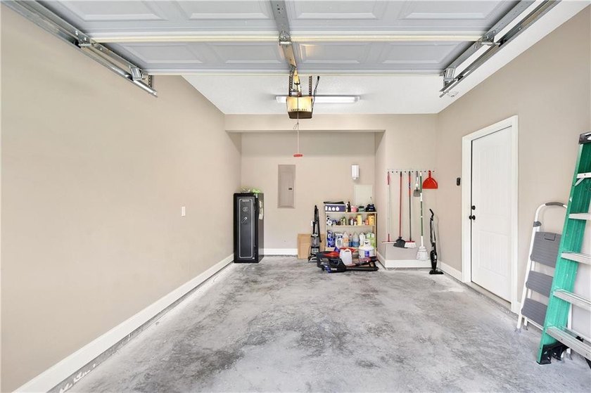 Experience Coastal elegance and convenient Island living in this - photo 31