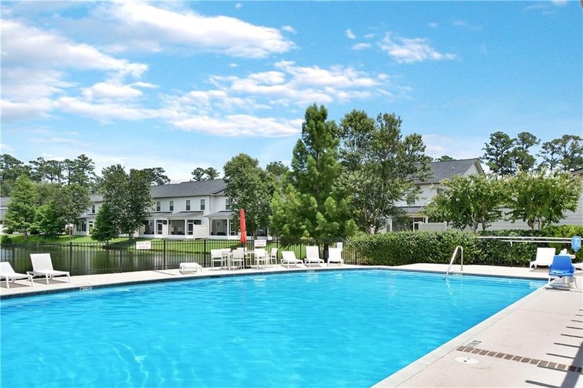 Experience Coastal elegance and convenient Island living in this - photo 32