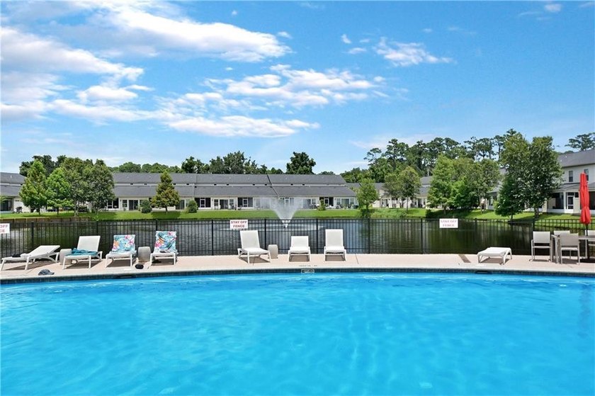 Experience Coastal elegance and convenient Island living in this - photo 33