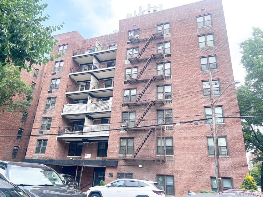 Welcome to this bright and spacious A-line 2-bedroom, 1-bath - photo 2