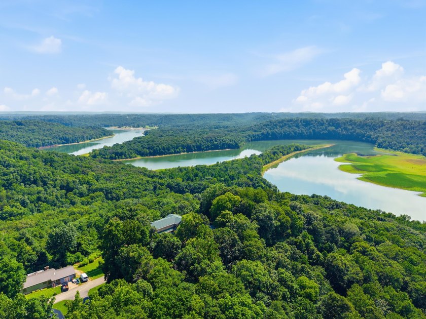 Welcome to a one-of-a-kind lakeview retreat where thoughtful - photo 2
