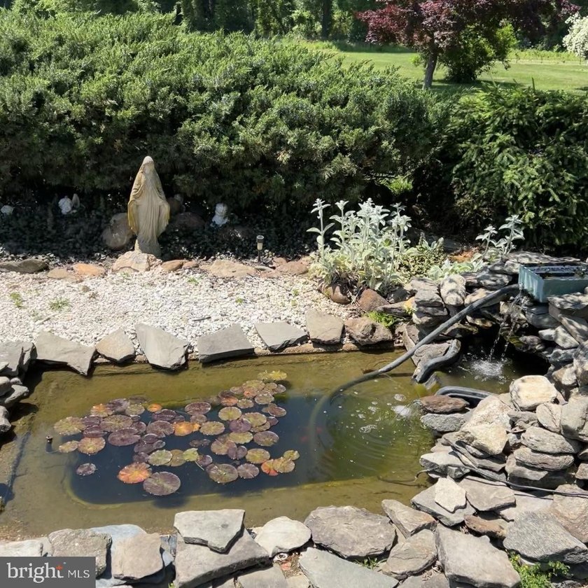 Welcome to this solidly built, one-owner ranch home located in - photo 4