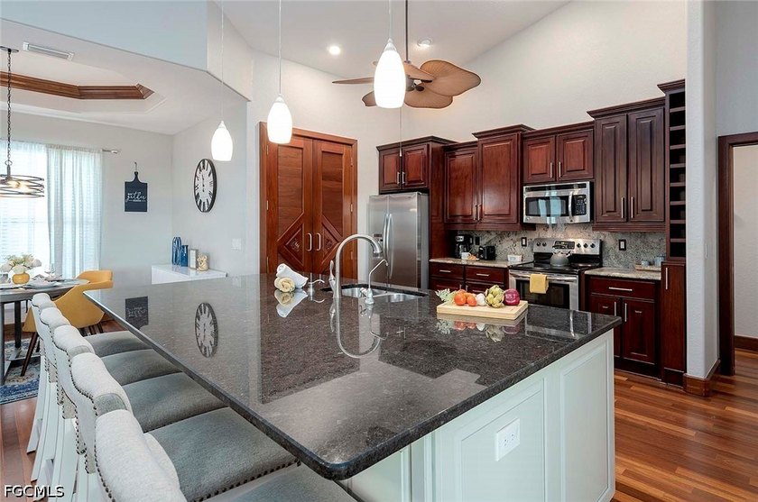 Beautiful 4-bedroom, 2-bathroom waterfront home located in - photo 4