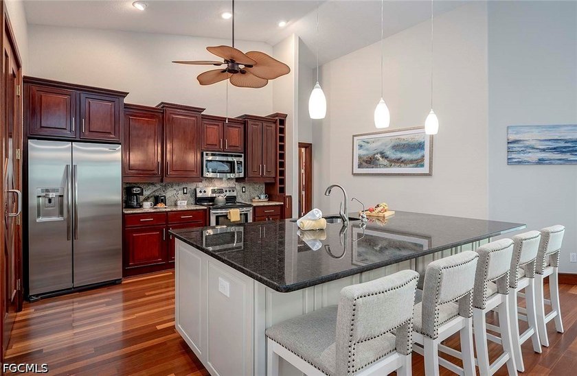 Beautiful 4-bedroom, 2-bathroom waterfront home located in - photo 6