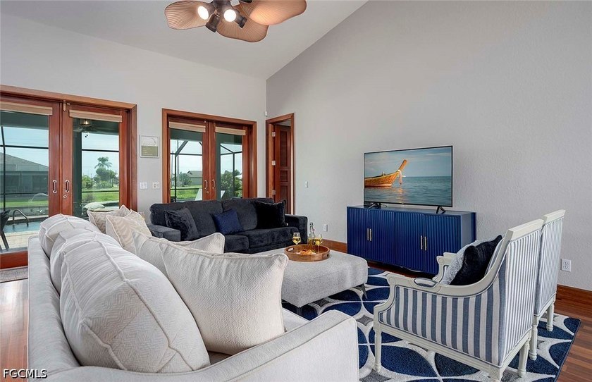 Beautiful 4-bedroom, 2-bathroom waterfront home located in - photo 8