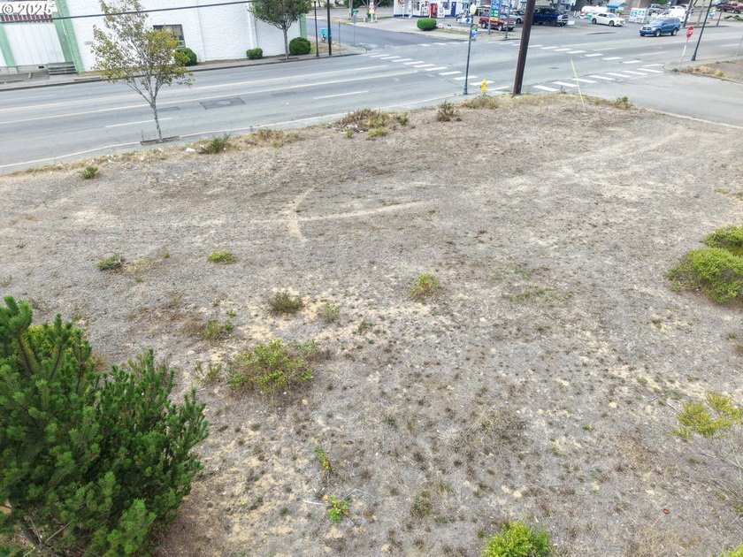 Prime 0.35-acre commercial parcel in Coos Bay. Approx. 125' x - photo 2