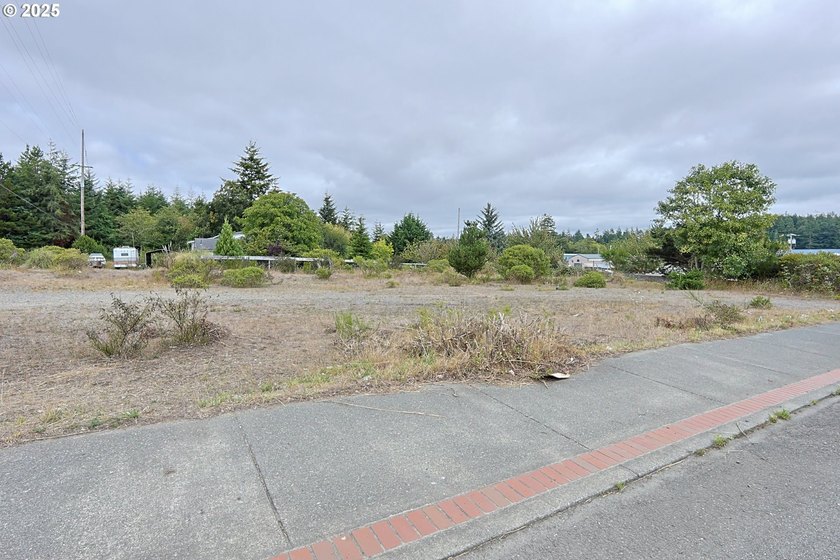 Prime 0.35-acre commercial parcel in Coos Bay. Approx. 125' x - photo 3