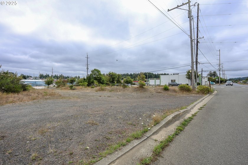Prime 0.35-acre commercial parcel in Coos Bay. Approx. 125' x - photo 5