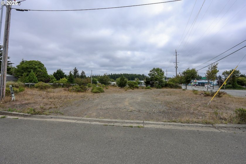 Prime 0.35-acre commercial parcel in Coos Bay. Approx. 125' x - photo 6