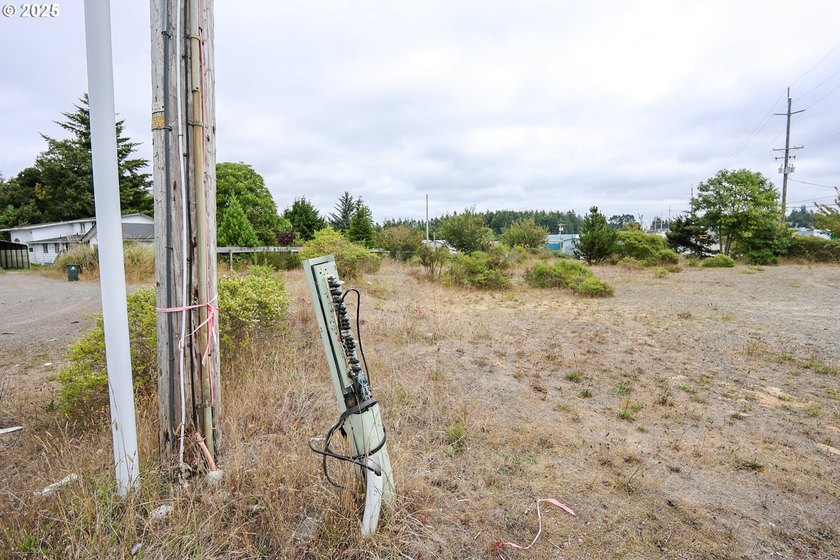 Prime 0.35-acre commercial parcel in Coos Bay. Approx. 125' x - photo 9