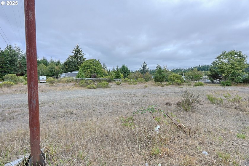Prime 0.35-acre commercial parcel in Coos Bay. Approx. 125' x - photo 10