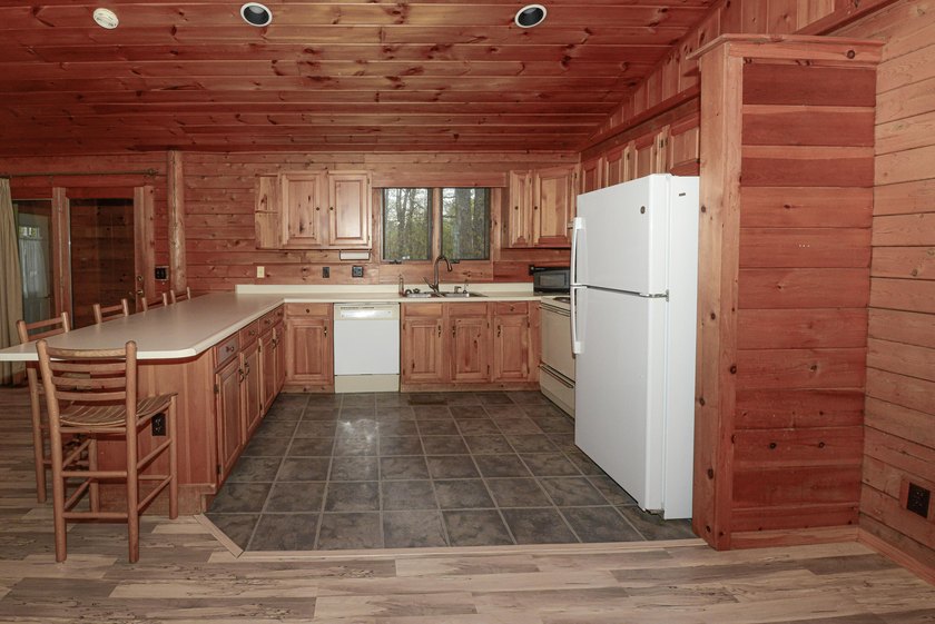 Cozy 2 BR, 2 Bath log sided home with knotty pine interior on a - photo 33