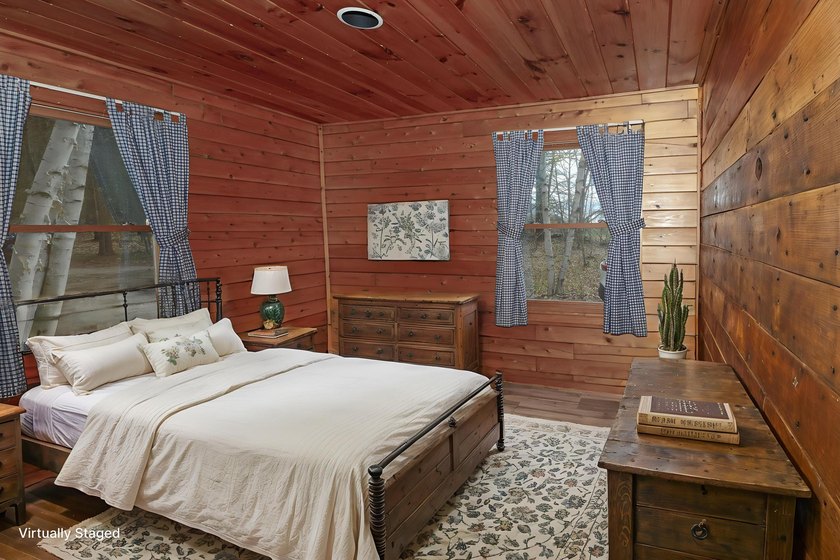 Cozy 2 BR, 2 Bath log sided home with knotty pine interior on a - photo 43