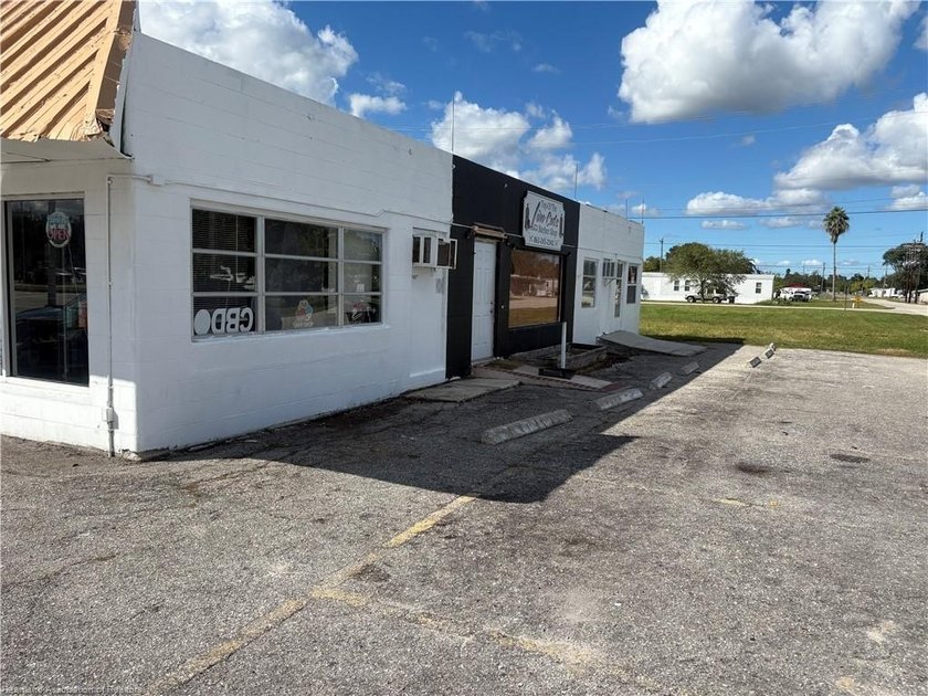 A prime Location in Moore Haven Florida, 4 Unit Zoned Commercial - photo 3