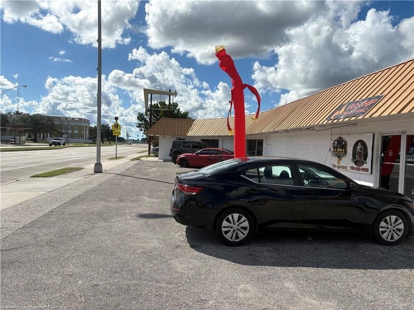 A prime Location in Moore Haven Florida, 4 Unit Zoned Commercial - photo 4