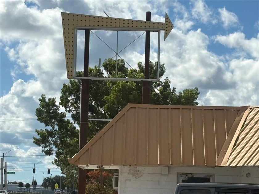 A prime Location in Moore Haven Florida, 4 Unit Zoned Commercial - photo 5