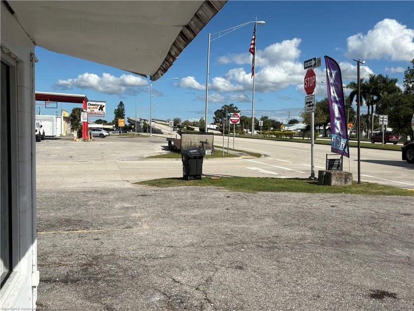 A prime Location in Moore Haven Florida, 4 Unit Zoned Commercial - photo 7