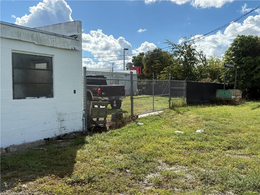 A prime Location in Moore Haven Florida, 4 Unit Zoned Commercial - photo 8