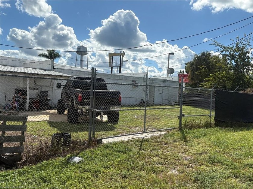 A prime Location in Moore Haven Florida, 4 Unit Zoned Commercial - photo 9