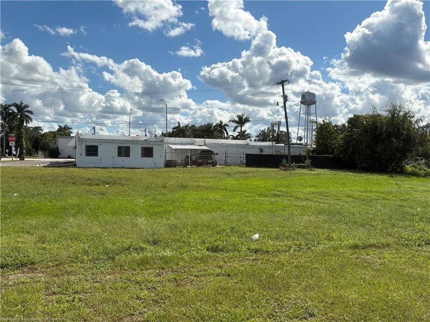 A prime Location in Moore Haven Florida, 4 Unit Zoned Commercial - photo 10
