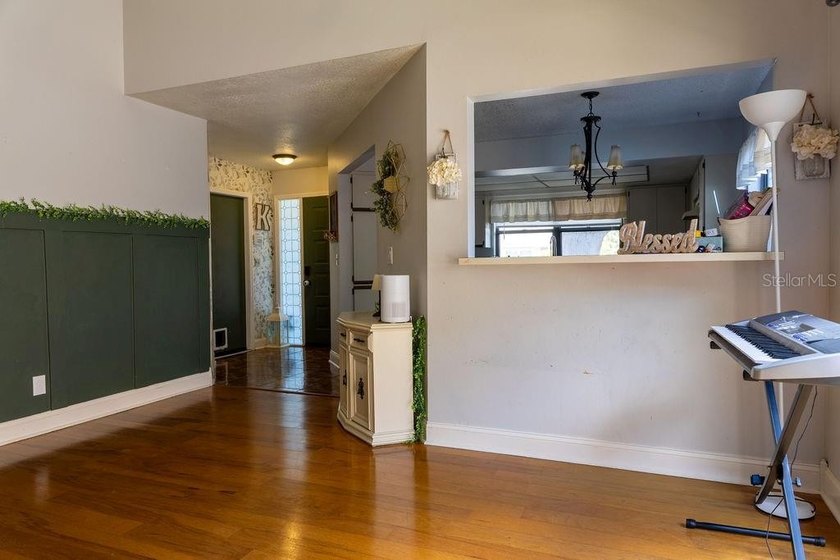 Beautifully maintained 3-bedroom, 2-bath single-family home in - photo 4