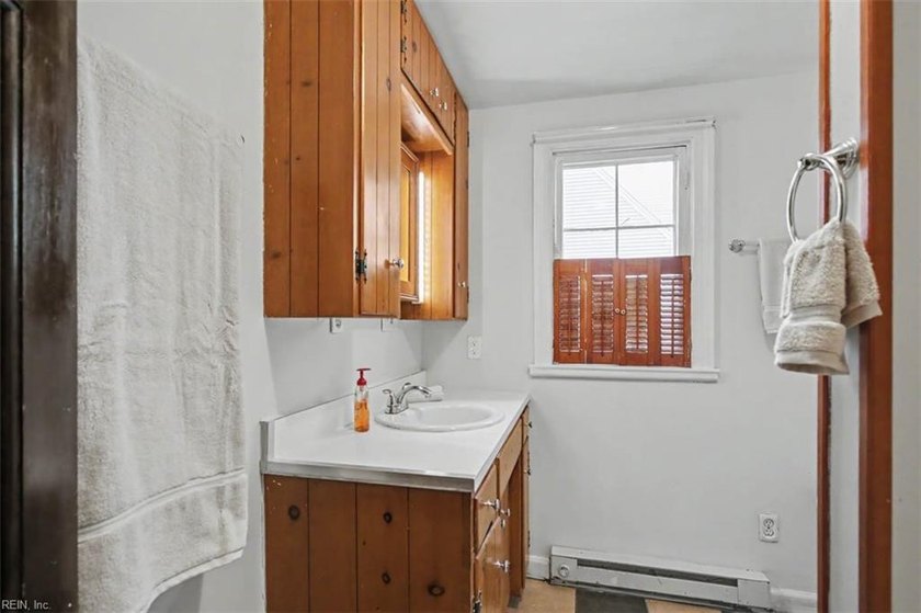 This classic Hilton charmer is move-in ready and full of - photo 25