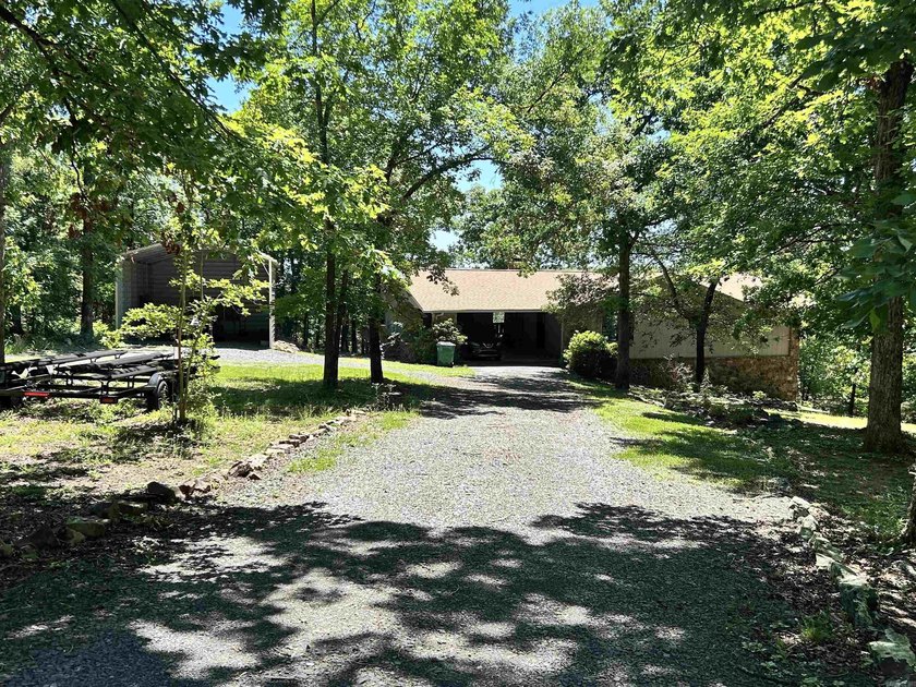 3 bd / 2 bath home. It has a circle drive with RV / boat parking - photo 2
