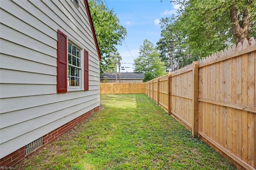 This classic Hilton charmer is move-in ready and full of - photo 32