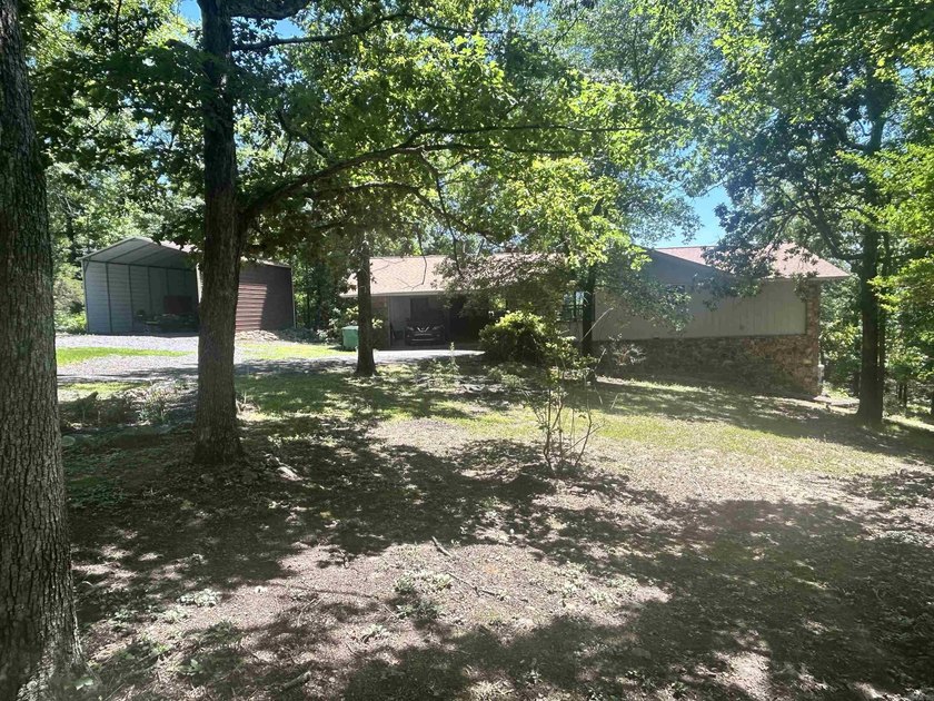 3 bd / 2 bath home. It has a circle drive with RV / boat parking - photo 4