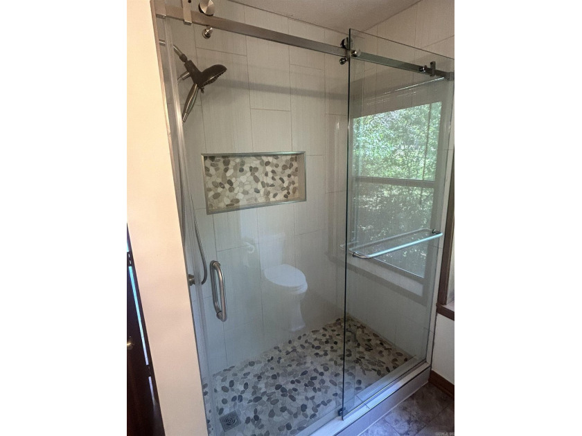 3 bd / 2 bath home. It has a circle drive with RV / boat parking - photo 6