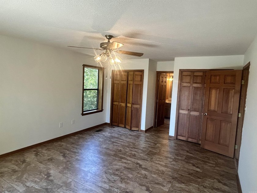 3 bd / 2 bath home. It has a circle drive with RV / boat parking - photo 9