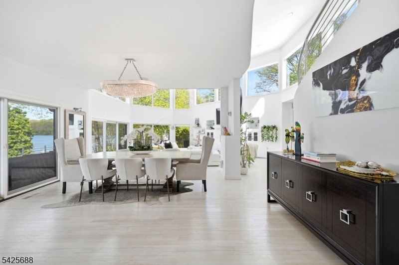 Modern Lakefront Masterpiece: A California-Style Sanctuary - photo 11