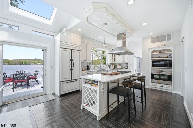 Modern Lakefront Masterpiece: A California-Style Sanctuary - photo 13