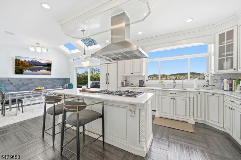 Modern Lakefront Masterpiece: A California-Style Sanctuary - photo 14