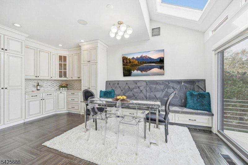 Modern Lakefront Masterpiece: A California-Style Sanctuary - photo 15