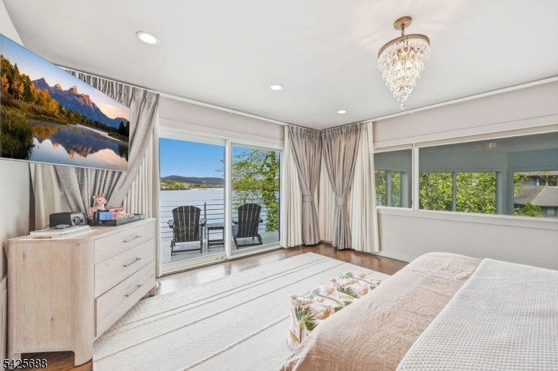 Modern Lakefront Masterpiece: A California-Style Sanctuary - photo 17