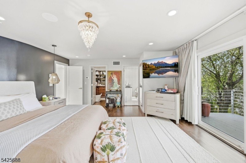 Modern Lakefront Masterpiece: A California-Style Sanctuary - photo 18