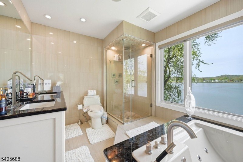 Modern Lakefront Masterpiece: A California-Style Sanctuary - photo 19