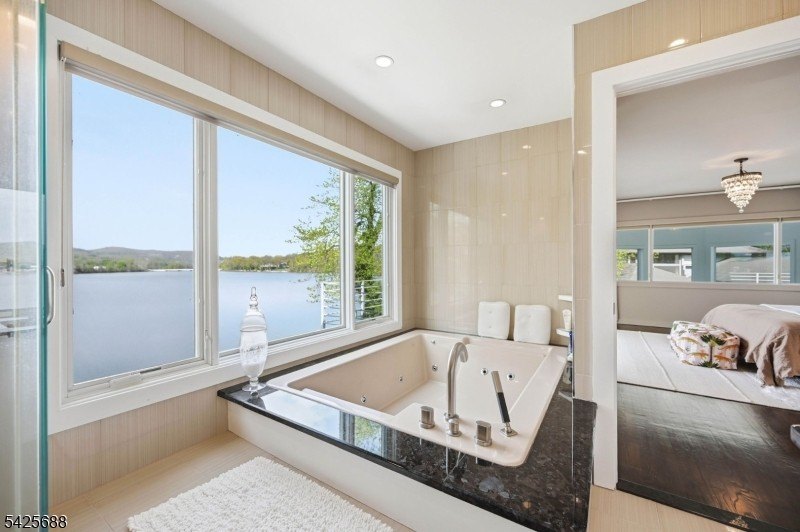 Modern Lakefront Masterpiece: A California-Style Sanctuary - photo 20