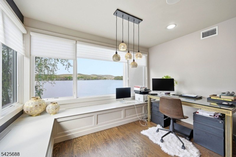 Modern Lakefront Masterpiece: A California-Style Sanctuary - photo 22