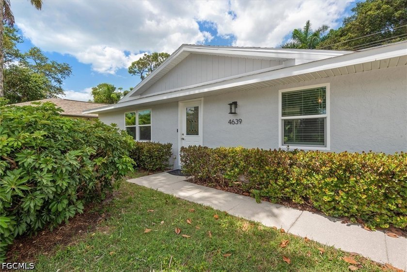 Beautifully maintained home offers 3 bedrooms, 2 full baths, 1 - photo 3