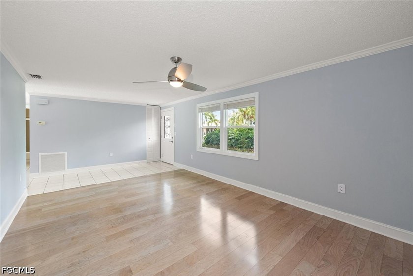 Beautifully maintained home offers 3 bedrooms, 2 full baths, 1 - photo 5