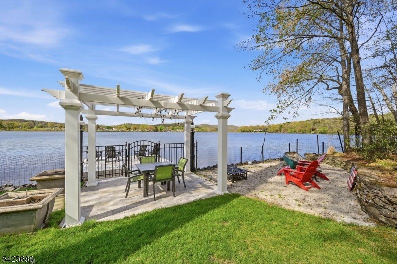 Modern Lakefront Masterpiece: A California-Style Sanctuary - photo 31
