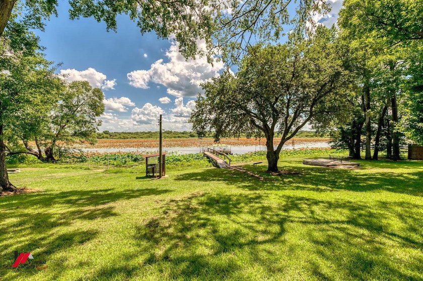 Toledo Bend lakefront home. Near Circle Drive marina. Central - photo 39