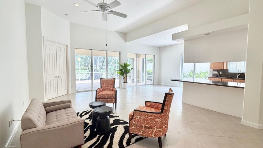 NEW ROOF 2024!! Beautifully maintained 3-bedroom + den, 2-bath - photo 2