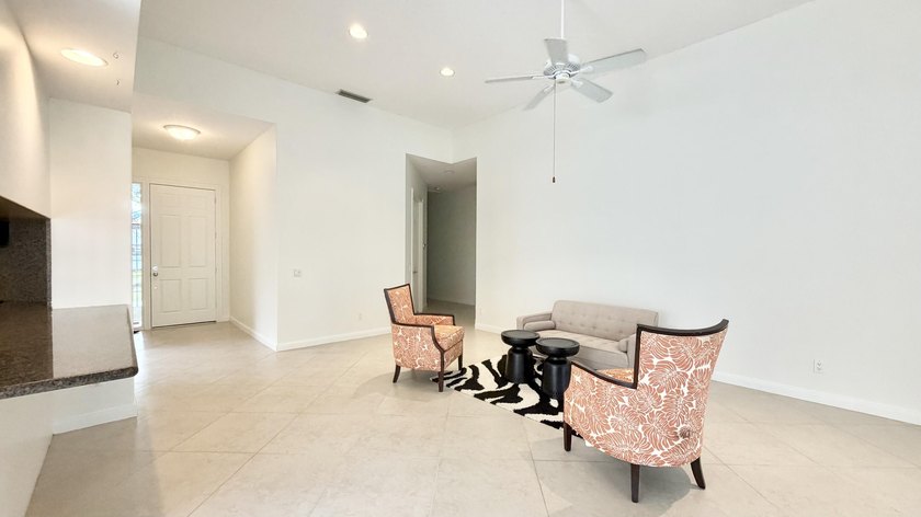 NEW ROOF 2024!! Beautifully maintained 3-bedroom + den, 2-bath - photo 4