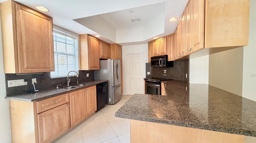 NEW ROOF 2024!! Beautifully maintained 3-bedroom + den, 2-bath - photo 6